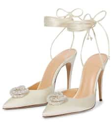 Hak Tinggi, Fun Wedding Shoes, Perfect Wedding Shoes, White High Heels, Magda Butrym, Satin Pumps, Aesthetic Shoes, White Pumps, Mode Vintage