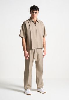 The pads are circular so it gives you a fake look Linen Clothes For Men, Mens Dressy Casual, Formal Attire For Men, 2022 Outfits, Korean Summer, Mens Casual Outfits Summer, Beige Outfit, Concept Clothing, Mens Trendy Outfits