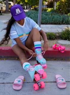 Skater Photoshoot, Roll Bounce, Rolling Skate, Pink Roller Skates, Roller Skating Outfits, Girls Roller Skates, Skating Aesthetic, Roller Skate Shoes, Funny Poses