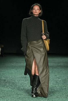 London Fashion Weeks, Burberry Outfit, Classic Trench Coat, Burberry Prorsum, Trend Forecasting, Naomi Campbell, Thom Browne