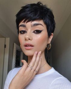 Um corte de cabelo pixie é o penteado mais relaxado e poderoso para uma mulher elegante. Parece moderno, chique e […] O post 26 Mais Bonitos Cortes de Cabelo Pixie apareceu primeiro em Dicas Verdes - O Melhor Conteúdo em Notícias. Pixie Haircut Styles, Bold Eyeliner, Stylish Short Haircuts, Pixie Hair, Short Hairstyles For Thick Hair, Short Pixie Haircuts, Mötley Crüe, Haircut For Thick Hair, Short Hair Haircuts