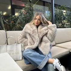 Die POLLI Jacke – der perfekte Mix aus Stil und Gemütlichkeit. Winter Mode Outfits, Chic Outerwear, Faux Fur Cropped Jacket, Fluffy Jacket, Winter Outfits Cold, Women Overcoat, Cold Weather Fashion, Winter Jackets Women