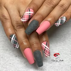 Valentine Sweater Nails Designs, Pink White And Grey Nails, Plaid Acrylic Nail Designs, Simple Pattern Nails, Grey And Pink Nail Designs, Quilted Nails Designs, Grey Plaid Nails, Matte Gel Nails Short, Fabulous Nails Classy