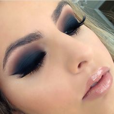 Matte navy smokey eye Makeup For Small Eyes, Eyeshadow Tutorial For Beginners, Evening Eye Makeup, Eye Creams, Smokey Eyes, Eyeshadow Tutorial, Puffy Eyes