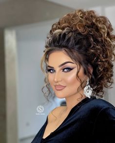 Hairstyle Wedding Bridesmaid, Afro Hair Bun, Hairstyles Design, Formal Hairstyles For Long Hair, Hairstyle Wedding, Easy Updo, Big Curly Hair, Updo Hairstyle