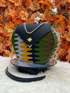 Unique african handbags homemade carefully and perfectly made to accentued your outfit. Kitenge Bags Design, African Handbags, Ankara Bags Handbags, Ankara Handbags Kitenge, Africa Shaped Bags, Unique Bags Design, African Fabric Accessories, Unusual Handbags, Ankara Bags