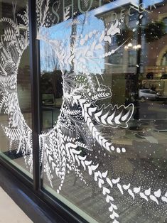 Winter Entrance Decor, January Window Display Ideas, Winter Window Painting White, Xmas Window Decorations, Xmas Windows, Shop Entrance, Christmas Window Lights, Christmas Window Painting, Small Business Design