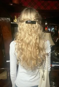 from blairxswan on tiktok Frazzled English Woman Hairstyles, Hide Ears Hairstyle, 1 Hair Tie Hairstyles, Fall 2024 Hairstyles, Hairstyles 2020 Trends, Long Black Hair Styles, Blonde Hair Lowlights, Posh Hairstyles, Messy Hair Ideas