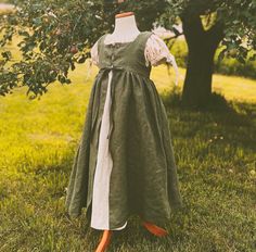 This adorable green 100% linen renaissance dress and short sleeve chemise is the perfect outfit for your renfaire adventure or themed event!  Created with soft linens and muslin fabrics, this ensemble is easy to wear and easy to care for!  Perfect for little ones this summer!   Fabrics pre-washed for shrinkage Created by me in my smoke free studio *All shipping overages will be refunded after shipping for domestic and international shipping Simple Medieval Dress Kids, Innkeeper Costume Pattern For Kids, Ren Faire Costume For Kids, Wood Nymph Costume Kids, Dresses Linen, Girls Costumes, Fest Outfits, Chemise Dress, Linen Clothing