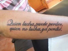 a person with a tattoo on their arm that says queen elizabeth, peace persere, que quien no luha ya penedes