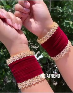 Beautiful bangles for girls Bangles Styling Ideas, Bangles With Lehenga, Chudi Set Design, Bridal Bangle Set Indian, Chooda Designs Brides, Choora Bangles Bridal, Choora Designs, Bridal Bangles Wedding, Chura Designs