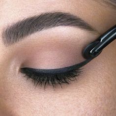 Eyeliner Tool, Eyeliner Techniques, Everyday Eye Makeup, Perfect Cat Eye, Dramatic Eye Makeup, Eyebrow Makeup Tips, Perfect Eyeliner