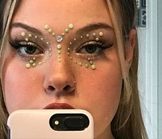 White Eyeliner And Rhinestones, Glitter Makeup Festival, Makeup Ideas Eyeliner, Stone Makeup, Edc Makeup, Festival Eye Makeup, Shine Makeup, Glitter Makeup Tutorial, Gem Makeup