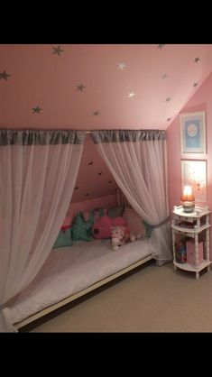 Schräges Baldachin zimmer-deko-ideen Nursery Canopy, Fantasy Bedroom, Attic Renovation, Attic Bedroom, Baby Room Design, Attic Rooms, Toddler Room, Baby Room Decor, New Room