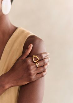 3-micron gold-plated recycled brass ring;Height: 1 cm / 0.4 in;This product is non-adjustable and available in 3 sizes: S (52) , M (54) and L (56). Sezane Jewelry, Brass Ring, Parisian Style, Ring Bracelet, Gold Rings, Gold Plate, Recycling, Silver Rings, Plating