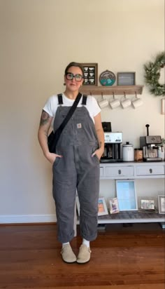 Boston clogs, carhartt, baggu crescent bag Carhartt Dungarees Outfit, Barrel Overalls Outfit, Style Boston Clogs, Carhartt Overalls Women Outfit, Baggu Crescent Bag Outfit, Carhartt Overalls Women, Carhartt Overalls Outfit, Wardrobe Manifestation