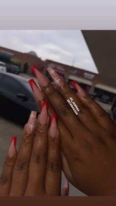 Christmas Nail Designs Black Women, Simple Nail Christmas Designs, Red French Tip Nails Square Christmas, Easy To Do Christmas Nails, Holiday Nails Black Women, Christmas Nails Short Design, Cute Simple Christmas Nail Designs, Long Simple Christmas Nails, Christmas Nails For Brown Skin