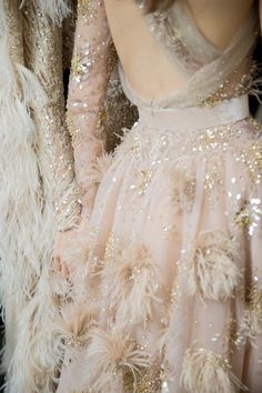 Wedding Dress With Feathers, Dress With Feathers, Fashion Week Backstage, Elie Saab Haute Couture, Feather Wedding, Couture Mode, Olivia Palermo, Gold Sequins