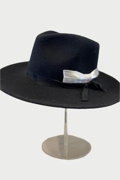 A dark blue wide-brimmed hat Perfect White Tee, White Bow, Framed Gifts, Beautiful Hats, Zadig And Voltaire, Leather Band, Zero Waste, Recycled Materials, Frame Design