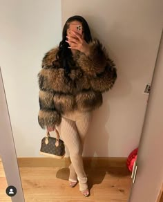 Short Fur Coat Outfit Classy, Fur Coat Outfit Black Women, Grey Fur Coat Outfit, Fur Outfits Women, Short Fur Coat Outfit, Brown Fur Coat Outfit, Winter Outfits Fur, Faux Fur Coat Outfit, Fur Coat Aesthetic