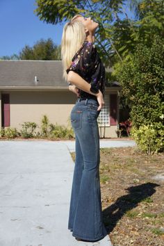 Jen Style – 7 For All Mankind Bell Bottoms Hippie Party, Fashion 70s, 70s Women, 70s Inspired Fashion, Big Time, Vintage Style Outfits