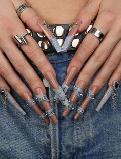 Presse de style Y2k sur les ongles. Ongles en jean. Nail Calendar, Jeans Nails, Denim Nails, Mens Manicure, Junk Nails, Long Square Nails, Duck Nails, Acrylic Press On Nails, Y2k Nails