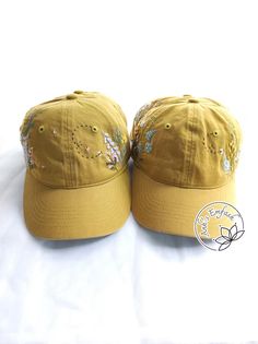 Hand Embroidery Daisy and Bee Hat, Floral Denim Cap, Baseball Cap, Embroidered Flower Cap, Vintage Hat for Woman - Etsy Vietnam Embroidered Summer Hats With Curved Bill, Cotton Baseball Cap With Floral Embroidery, Summer Embroidered Hats With Curved Bill, Embroidered Curved Bill Hats For Summer, Summer Embroidered Cotton Dad Hat, Cotton Snapback Hat With Floral Embroidery, Summer Embroidered Curved Bill Hat, Embroidered Cotton Trucker Hat For Summer, Embroidered Cotton Dad Hat For Summer