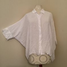 New Without Tags! Young Fabulous & Broke Yfb Oversized Hi-Lo Hem Tunic Blouse Size = Medium Color = White 100% Rayon Pointed Collar With Buttons Down Front Short Sleeve With Banded Cuff Hi-Lo Hemline Is Longer In The Back Oversize, Tunic Style Chest Measures 36" Flat Across, Armpit To Armpit Relaxed Fit Batwing Sleeve Tops For Day Out, Oversized Versatile Shirt For Day Out, White Shirttail Hem Top For Day Out, Oversized Batwing Sleeve Top For Day Out, Oversized Versatile Tops For Spring, Versatile Oversized Top For Spring, Oversized Collared Blouse For Day Out, Spring Oversized Loose Fit Top, Oversized Loose Fit Top For Spring