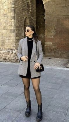 Edgy Outfits Office, Ankle Boots Outfit Dressy, Outfit Formal Invierno, Combat Boots Work Outfit, Fancy Winter Outfits Classy, Casual Bachelorette Party Outfit, Bogota Outfit, Outfits Bogota, Combat Boots Outfit For Women