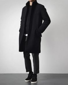 Men Minimalist Fashion, Mode Tips, Black Socks, Captain Hook, Brown Pants, Sweater White, Black Trousers, Coat Black