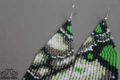 These abstract green beaded earrings are made of high-quality Czech beads and strong synthetic thread. They are elegant, fashionable, and highly versatile, suitable for everyday wear. Features: Sterling silver components Color: Black, gray, white, green, silver. This item is currently in stock. More beaded earrings http://etsy.me/2ycItdb Gerdan necklaces http://etsy.me/2mihf0J Beaded necklaces http://etsy.me/2Dkf1Fo Crochet necklaces http://etsy.me/2CAPdFc Back to shop https://www.etsy.com/shop/ Green Beaded Earrings, Turquoise Bead Earrings, Fringe Earring, Beadwork Earrings, Earrings Chandelier, Green Abstract, Green Earrings, Coral Beads, Seed Bead Earrings