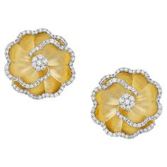 These flower-shaped earrings are made of 14k gold and feature a stunning pave diamond design. The earrings have a delicate and feminine flower shape, with diamonds sparkling along the edge of the petals. 14KT:6.316g, Diamond:0.75ct