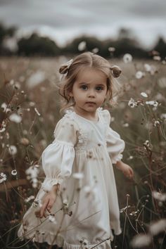 Toddler Girl Photoshooting Ideas, Meadow Pictures, Easter Photography Ideas, Toddler Photoshoot Ideas, Toddler Pictures, Easter Photography, Toddler Photoshoot, Spring Photoshoot, Vintage Photoshoot