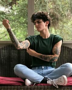 Fashion Inspo Outfits Guys, Casual Masculine Outfits, Bisexual Men Fashion, Summer Outfits Nonbinary, Nonbinary Hairstyles, Trans Men Fashion, Gender Fluid Hair, Vasiliki Halastaras, Tomboy Tattoo