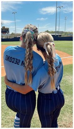 Explore the latest trends in Volleyball Hair Styles with our comprehensive guide. Find the perfect look for your next game or practice session! Softball Braids, Simple Volleyball Hairstyles, Race Day Hair, Football Hairstyles, Cute Sporty Hairstyles, Soccer Hairstyles, Soccer Hair