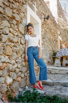 Denim Espadrilles, Jeanne Damas, Stil Boho, Outfit Chic, French Girl Style, Europe Fashion, Top Cropped, Parisian Chic, Light White