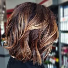 Discover 30 stunning fall hair colors, from rusty red to deep teal, perfect for adding warmth and style to your look this season. Rambut Brunette, Shoulder Length Bob, Brunette Balayage, Stacked Bob Haircut, Gorgeous Hair Color, Summer Shades, Bob Hairstyles For Fine Hair, Balayage Brunette, Brown Blonde Hair