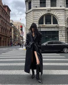 Long Trench Coat Outfit, Long Black Trench Coat, Long Coat Outfit, Black Boots Outfit, Outfit Korean Style, Trench Coat Outfit, Outfit Korean, Long Black Coat