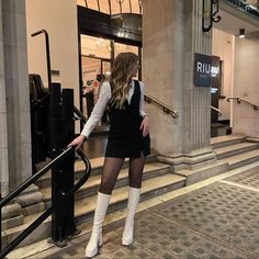 Outfit Ideas With Gogo Boots, Platform Gogo Boots Outfit, Outfits With White Platform Boots, How To Style Go Go Boots, White Boots Black Outfit, White High Boots Outfit Winter, White Platform Boots Outfit Winter