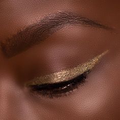 Golden Makeup, Gold Eyeliner, Gold Makeup Looks, Gold Eye Makeup, Gold Eyeshadow, Mascara Tips, Gold Makeup, Eye Makeup Art, Gold Eyes