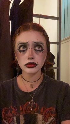 90s Makeup Alternative, Wierd Makeup Ideas, 80s Vampire Makeup, Horror Makeup Halloween, Clown Makeup Horror, Spooky Makeup Ideas, Clown Eyebrows, Clown Make Up Aesthetic