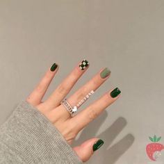 Black And Color Nail Designs, Cute Gel Nails Green, Dark Green Gel Nail Designs, Fall Grunge Nails, Alt Short Nails, Short Nail Designs Green, Nail Art Ideas Simple, Simple Nail Art Ideas, Chasing Daisies