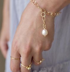 This genuine pearl bracelet is so simple, but super elegant. A generously-sized genuine pearl decorates a delicate textured 14k gold filled chain.  This bracelet is adjustable.  Please measure your wrist and order the perfect size for your needs.  This bracelet is secured and adjusts to any one of the large chain loops, to create your favorite layered look.- Genuine Freshwater Pearl - 14k Gold Filled Chain - lovely gift box included____________________________P R O D U C T I O N - T I M EPlease Birthstone Jewelry Mothers, Bracelet Layering, Gold Pearl Bracelet, Pearl Bracelet Gold, Single Pearl, Chain Loop, Gold Bond, Gold Bracelet For Women, Clothes Closet