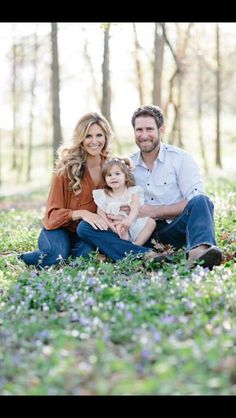 Spring family photos  Lisa Hessel Photography Christmas Fotos, Moms Photography, Autumn Family Photography, Fall Pics, Sibling Poses, Outdoor Family Photography, Fall Family Photo Outfits, Outdoor Family Photos, Family Picture Poses