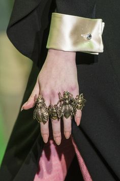 Gucci at Milan Fashion Week Fall 2017 - Details Runway Photos Bijoux Art Nouveau, Funky Jewelry, Jewelry Inspo, Fall 2017, Pretty Jewellery, Milan Fashion, Boho Hippie, Milan Fashion Week, Cute Jewelry