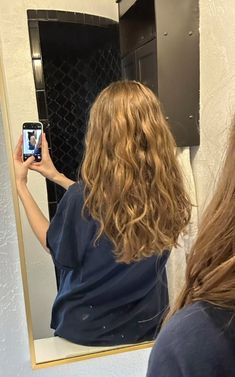 Long Hair Wavy Layers, Full Wavy Hair, Long Layers With Face Framing Pieces Wavy Hair, Long Layers On Wavy Hair, Hair Without Styling, Dark Blonde Wavy Hair, Medium Length Hair Wavy, Layers For Curly Hair, Dirty Blonde Curly Hair