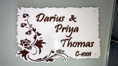 a sign that says, dais & priya thomas's coo on it