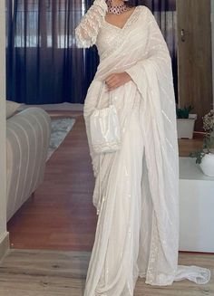 White Saree For Farewell, Off White Saree Look, Silk Saree Outfit, White Saree Aesthetic, White Blouse Designs For Saree, Saree Traditional Look, Aesthetic Sarees, White Saree Look, Sarees For Farewell