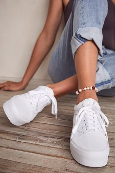 Vans White Sneakers, Fancy Dress With Sneakers Outfit, Nike Shoes With Dress, Vans Old Skool Platform White, Vans Stackform Outfits, Trendy Vans, Outfits With White Vans, White Platform Vans Outfit, White Vans Outfit Women