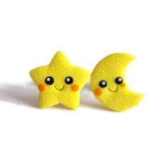 two little yellow stars with eyes are next to each other